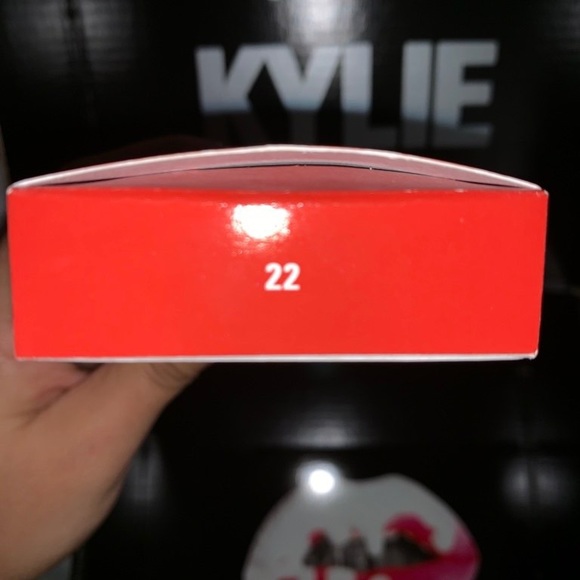 Kylie Jenner Liquid Matte Lipstick and Lip Line - Picture 3 of 3
